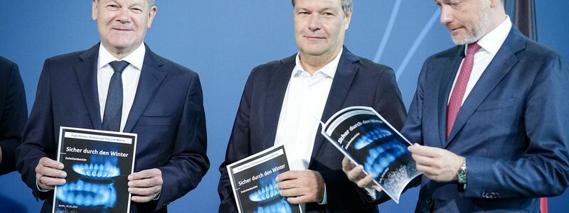Olaf Scholz (l-r), Robert Habeck und Christian Lindner mit dem Vorschlag der Gaspreiskommision. - Foto: Kay Nietfeld/dpa