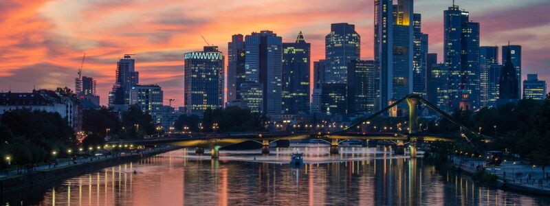 Finanzplatz Frankfurt: Die neue EU-Behörde soll von hier aus Geldwäsche in Europa bekämpfen (Archivbild)  - Foto: Boris Roessler/dpa