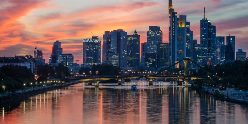 Die Bankenskyline in Frankfurt am Main: Im Auftrag der Bafin wurden 100 Testkäufe von Finanzprodukten in 16 Banken und Sparkassen durchgeführt. - Foto: Boris Roessler/dpa
