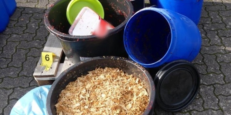 HZA-SB: Rund 4,3 Tonnen Wasserpfeifentabak sichergestellt - Wasserpfeifentabak hinter Heizstrahlern versteckt - Foto: presseportal.de