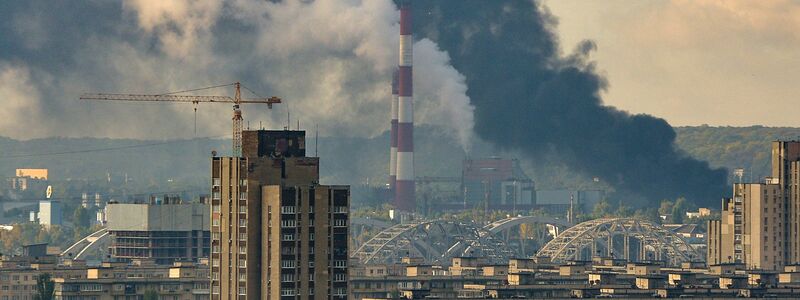 Nach Raketenangriffen steigt schwarzer Rauch über Kiew auf. - Foto: ---/ukrin/dpa