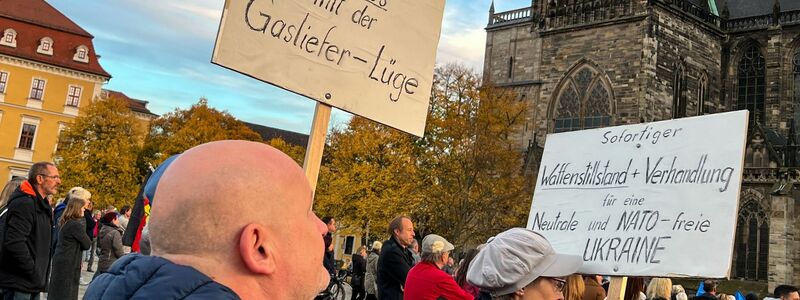 Wir retten nicht die ganze Welt steht auf dem Schild, das Menschen bei einer Demonstration tragen. - Foto: Thomas Schulz/dpa-Zentralbild/dpa