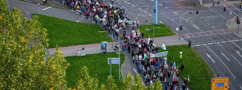 Teilnehmer einer Demonstration der Bewegung Chemnitz steht auf ziehen durch Chemnitz. - Foto: Hendrik Schmidt/dpa