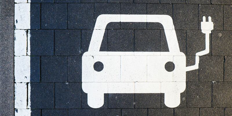 Elektroautos der heimischen Autokonzerne sind in Deutschland derzeit gefragt. (Archivbild) - Foto: Julian Stratenschulte/dpa