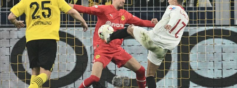 Dortmunds Torwart Gregor Kobel (M) rettet gegen Sevillas Erik Lamela (r). - Foto: Bernd Thissen/dpa