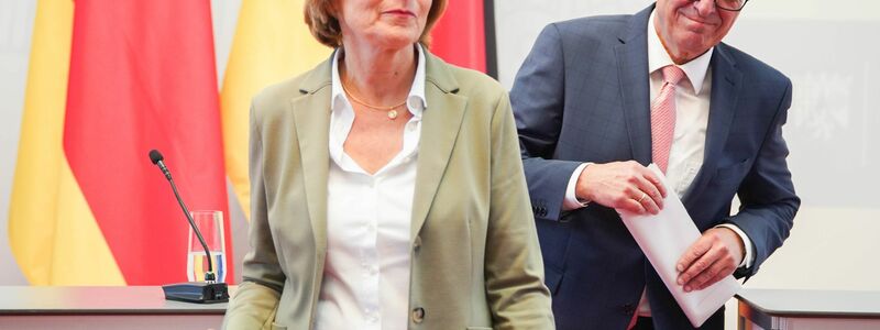 Der Mainzer Innenminister Roger Lewentz verlässt gemeinsam mit Ministerpräsidentin Malu Dreyer eine Pressekonferenz, bei der er seinen Rücktritt bekanntgab. - Foto: Frank Rumpenhorst/dpa