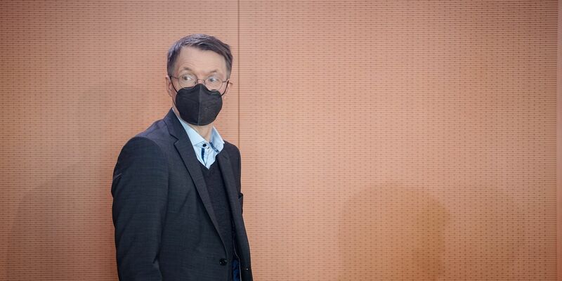 Gesundheitsminister Lauterbach: «In dieser Erkältungs- und Grippesaison sollen besorgte Eltern nicht erneut vor leeren Apothekenregalen stehen.» - Foto: Kay Nietfeld/dpa