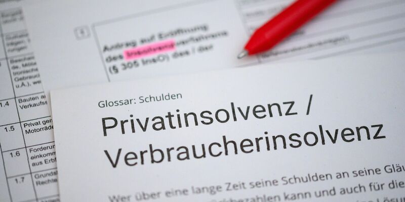 Singles sind besonders häufig überschuldet. (Archivfoto) - Foto: Jonas Walzberg/dpa
