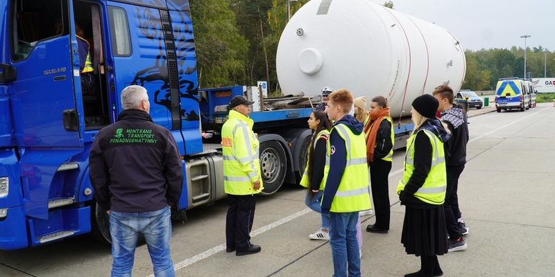 POL-HM: Gegen Gewalt und für Respekt - Einsatzkräfte von Polizei, Feuerwehr, Rettungsdienst und THW appellieren zum Jahreswechsel - Foto: presseportal.de