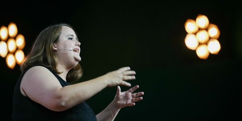 Delegiere stimmen beim Bundesparteitag von Bündnis 90/Die Grünen für einen Änderungsantrag. - Foto: Kay Nietfeld/dpa
