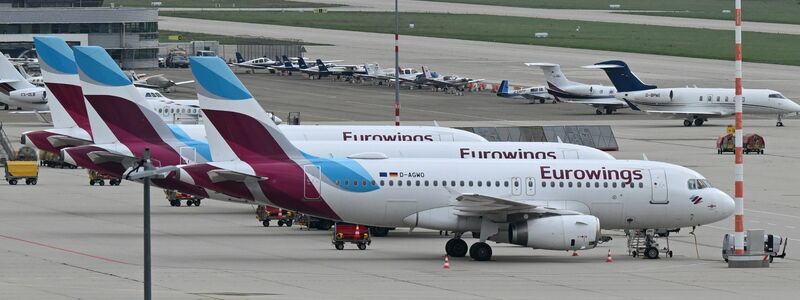 Maschinen der Fluggesellschaft Eurowings stehen in Stuttgart geparkt auf dem Vorfeld. - Foto: Bernd Weißbrod/dpa