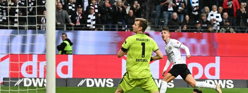 Frankfurts Jesper Lindström (r) ließ Leverkusens Torwart Lukas Hradecky keine Chance. - Foto: Arne Dedert/dpa