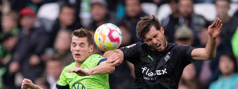 Wolfsburgs Jakub Kaminski (l) beim Kopfballduell mit Gladbachs Joe Scally. - Foto: Swen Pförtner/dpa