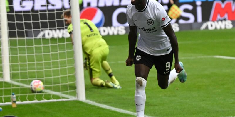 Eintracht Frankfurt um Rasmus Kristensen (l) und Bayer Leverkusen um Nathan Tella lieferten eine temporeiche Anfangsphase ab. - Foto: Arne Dedert/dpa