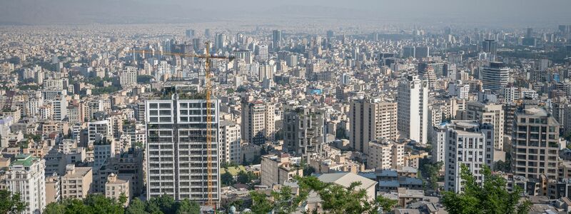Blick vom Dach Teherans (Bam-e Tehran) auf die Millionenmetropole. - Foto: Arne Bänsch/dpa
