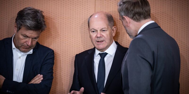 Gesundheitsminister Karl Lauterbach weht Widestand aus den Ländern gegen seine Reformpläne entgegen. - Foto: Michael Kappeler/dpa