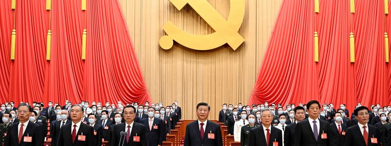 Die Führungsriege um Ministerpräsident Xi Jinping beim nur alle fünf Jahre stattfindenden Parteitages in Peking. - Foto: Li Xueren/Xinhua/dpa