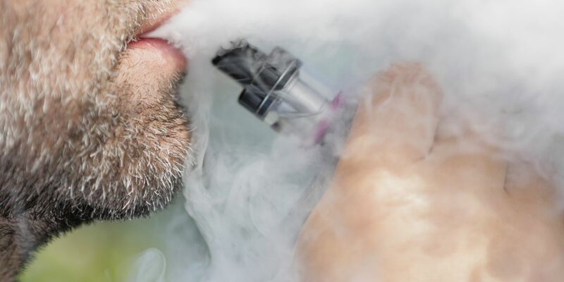 Die Weltgesundheitsorganisation (WHO) wirft der Tabakindustrie beim Marketing von E-Zigaretten bewusste Falschinformation und das gezielte Anwerben von Kindern vor. - Foto: Lisa Ducret/dpa