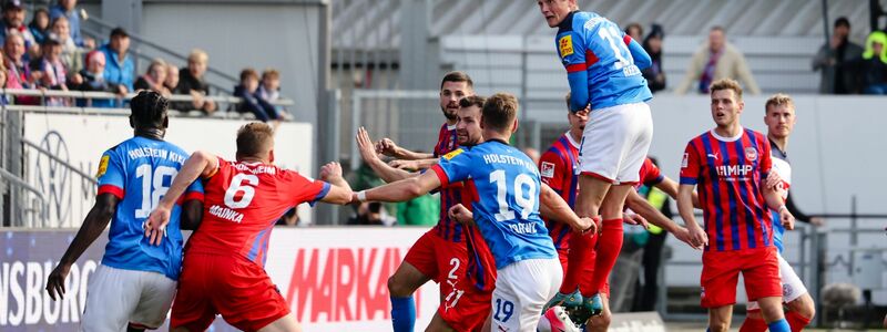 Die Kieler jubeln über den ersten Bundesligasieg der Clubgeschichte. - Foto: Frank Molter/dpa