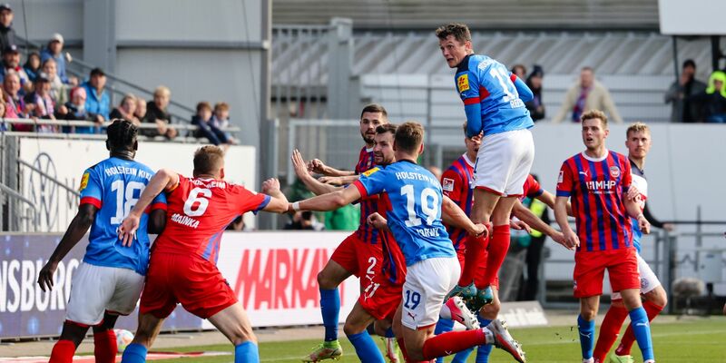 Holsteins Torhüter Timon Weiner (M) in Aktion. - Foto: Frank Molter/dpa