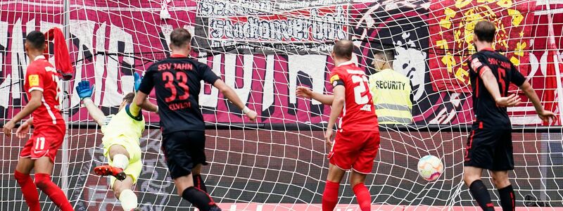 Kaiserslauterns Torwart Andreas Luthe (2.v.l.) kann den Torschuß zum 0:2 nicht halten. - Foto: Uwe Anspach/dpa