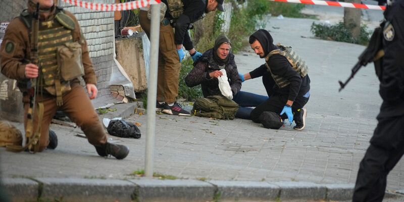 Soldaten ruhen sich während einer militärischen Übung aus. - Foto: Efrem Lukatsky/AP/dpa