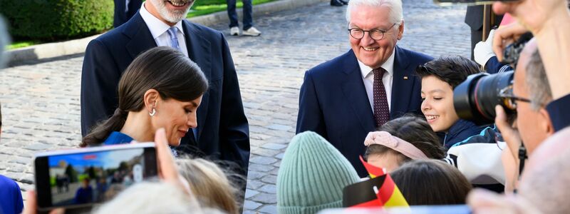Bundespräsident Frank-Walter Steinmeier (r) mit König Felipe VI. und Königin Letizia von Spanien vor dem Schloss Bellevue. - Foto: Bernd von Jutrczenka/dpa