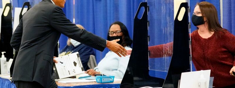 Ex-US-Präsident Barack Obama schüttelt die Hand einer Wahlhelferin in Chicago, bevor er seine Stimme für die Midterm Elections abgibt. - Foto: Charles Rex Arbogast/AP/dpa