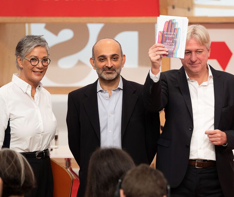 Buchmessen-Direktor Juergen Boos hat den Terror-Angriff auf Israel aufs Schärfste verurteilt. - Foto: Sebastian Christoph Gollnow/dpa