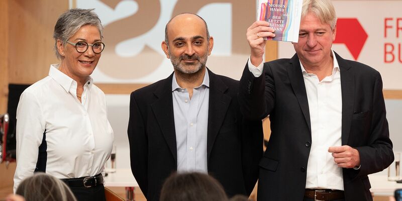 Buchmessen-Direktor Juergen Boos hat den Terror-Angriff auf Israel aufs Schärfste verurteilt. - Foto: Sebastian Christoph Gollnow/dpa