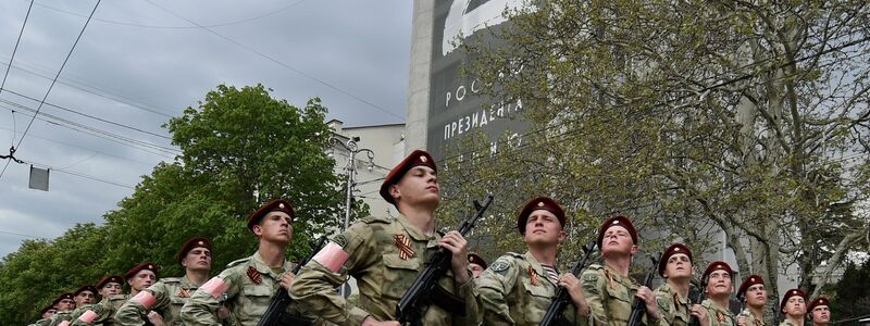 Soldaten der russischen Nationalgarde (Rosguardia) marschieren in der 2014 annektierten Krim-Stadt Sewastopol. - Foto: Uncredited/AP/dpa