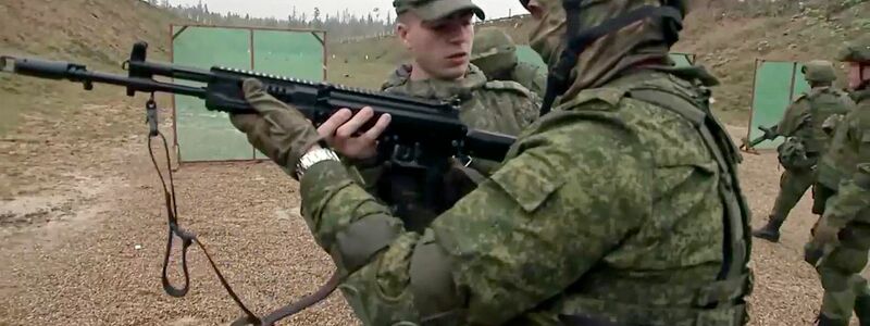 Auf diesem vom Pressedienst des russischen Verteidigungsministeriums veröffentlichten Handout-Videostandbild nehmen russische Rekruten an einem militärischen Training im Patriot-Park außerhalb Moskaus teil. - Foto: -/AP/dpa