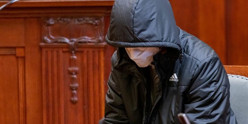 Die beiden Angeklagten, ein Mann (l) und eine Frau (r), sitzen neben ihren Anwälten im Sitzungssaal im Landgericht. - Foto: Daniel Karmann/dpa