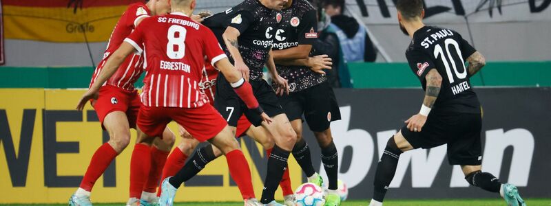 Elias Saad (vorne) traf doppelt für Aufsteiger St. Pauli. - Foto: Philipp von Ditfurth/dpa