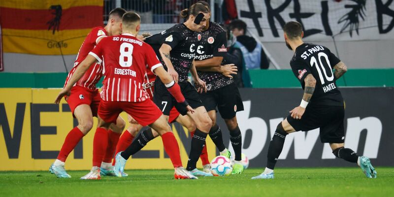 Das Duell zwischen Freiburg und St. Pauli war umkämpft. - Foto: Philipp von Ditfurth/dpa
