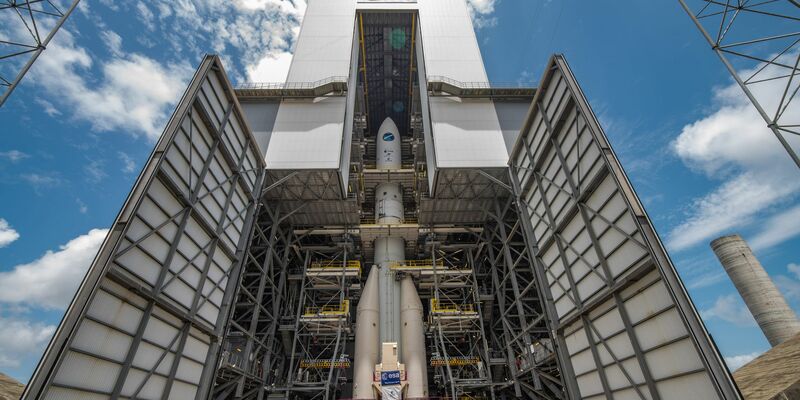 Die neue Trägerrakete der Ariane 6 auf dem europäischen Weltraumbahnhof in Französisch-Guayana. - Foto: Manuel Pedoussaut/ESA/dpa