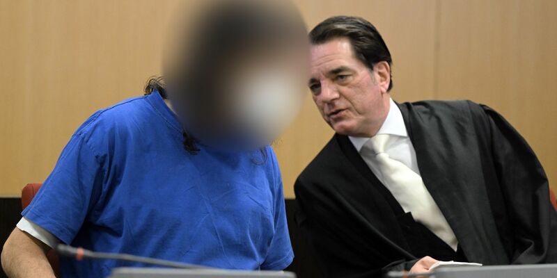 Der Angeklagte wartet mit seinem Anwalt im Gerichtssaal des Oberlandesgerichtes. - Foto: Federico Gambarini/dpa