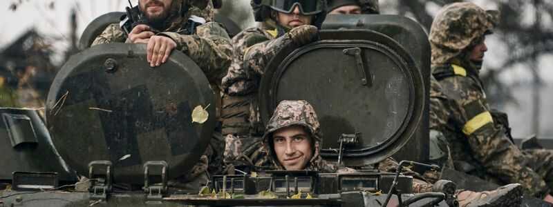 Ukrainische Soldaten fahren in der Region Donezk auf einem Schützenpanzer. - Foto: -/AP/LIBKOS/dpa