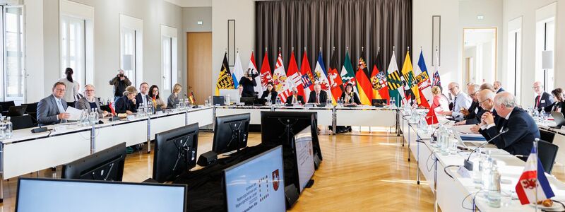 Ministerpräsidenten und Regierungschefs mehrerer Bundesländer sitzen zu Beginn der Sitzung im Schloss Herrenhausen. - Foto: Michael Matthey/dpa