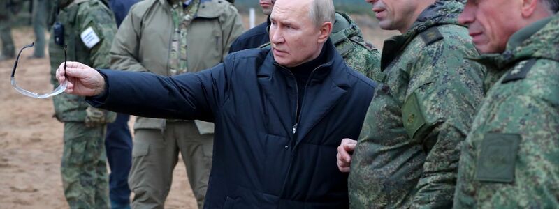 Kremlchef Wladimir Putin beim Besuch eines militärischen Ausbildungszentrums in der Region Rjasan. Dieses Foto wurde von der staatlichen russischen Nachrichtenagentur Sputnik via AP veröffentlicht. - Foto: Mikhail Klimentyev/Pool Sputnik Kremlin/AP/dpa