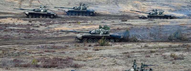 Fahrende Panzer während der Militärübungen «Union Courage-2022» zwischen Russland und Belarus auf einem Feld des Truppenübungsplatzes Obuz-Lesnovski. - Foto: Alexander Zemlianichenko Jr/AP/dpa