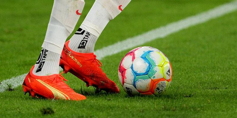 Fußballer mit Ball - Foto: ?ber dts Nachrichtenagentur