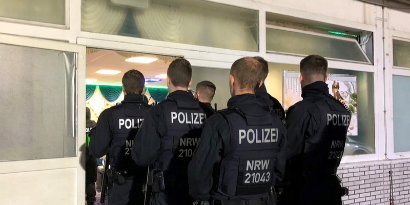 POL-DU: Stadtgebiet: Schwerpunkteinsatz in Duisburg - Netzwerkpartner kontrollieren Barbershops, Spielstätten und Teestuben - Foto: presseportal.de