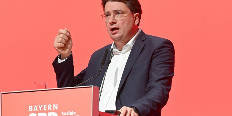 Bundeskanzler Olaf Scholz zusammen mit dem bayerischen SPD-Chef Florian von Brunn (l) bei einem Termin in München. - Foto: Felix Hörhager/dpa