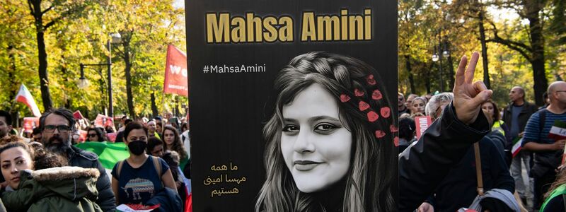 «We Are All Mahsa Amini» betont ein Teilnehmer. Der Tod der jungen Frau hat die Proteste im Iran ausgelöst. - Foto: Paul Zinken/dpa