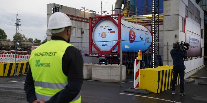 Ein Container mit einer Testlieferung mit Wasserstoff kommt in Hamburg an. - Foto: Marcus Brandt/dpa