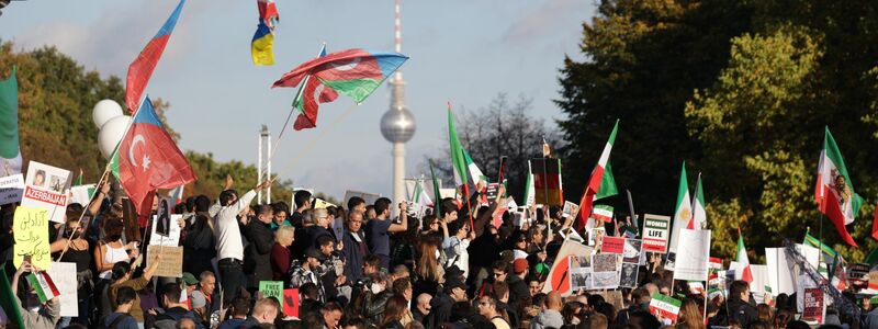 Aus vielen weiteren europäischen Ländern sind Menschen zum Protest nach Berlin angereist. - Foto: Joerg Carstensen/dpa