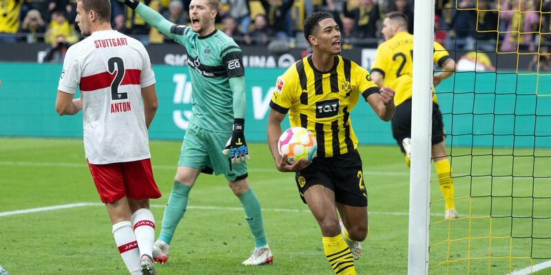 Niko Kovac (l) will trotz der Debüt-Niederlage nur wenige Details ändern - Foto: Bernd Thissen/dpa