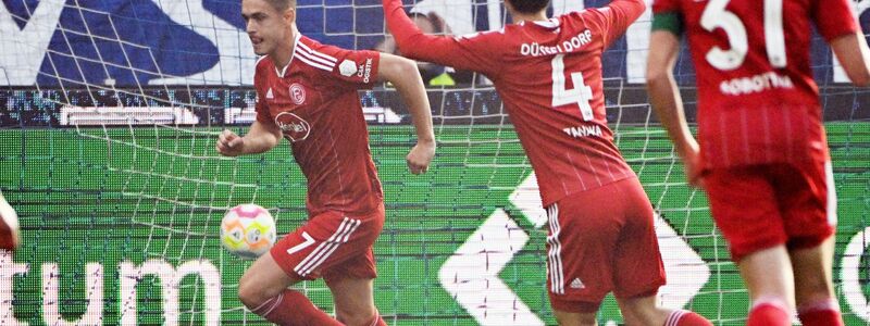Kristoffer Peterson (l) brachte Fortuna Düsseldorf beim Sieg in Karlsruhe in Führung. - Foto: Uli Deck/dpa