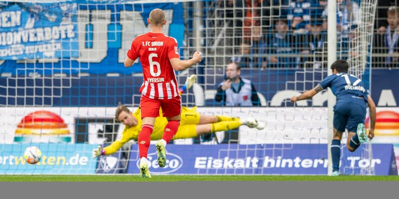 Bochums Cristian Gamboa (v.li.), Torschütze Takuma Asano, Anthony Losilla und Tim Oermann jubeln nach dem Tor zum 1:0. - Foto: David Inderlied/dpa